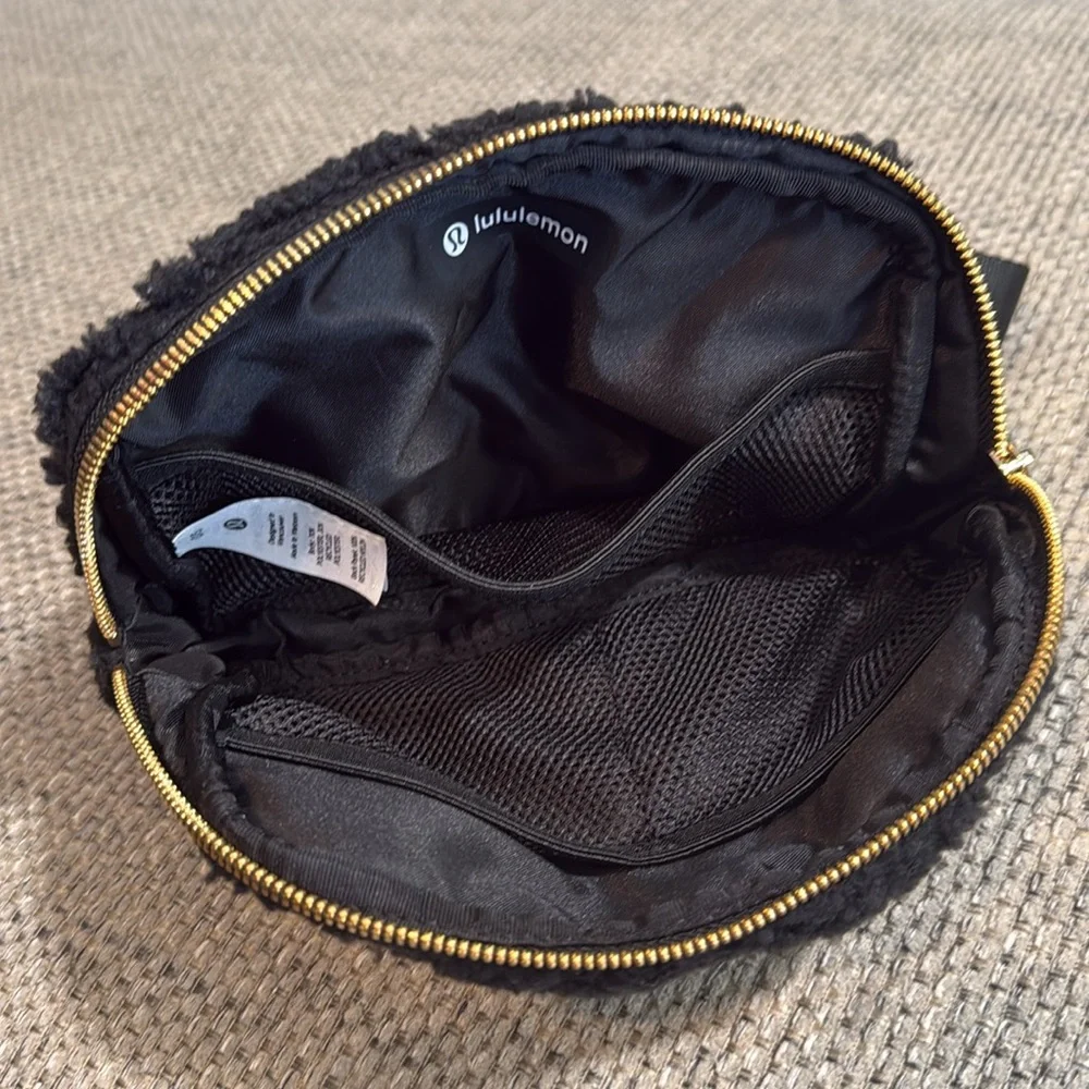 Lululemon Everywhere‎ Belt Bag Sherpa Black Gold 1L